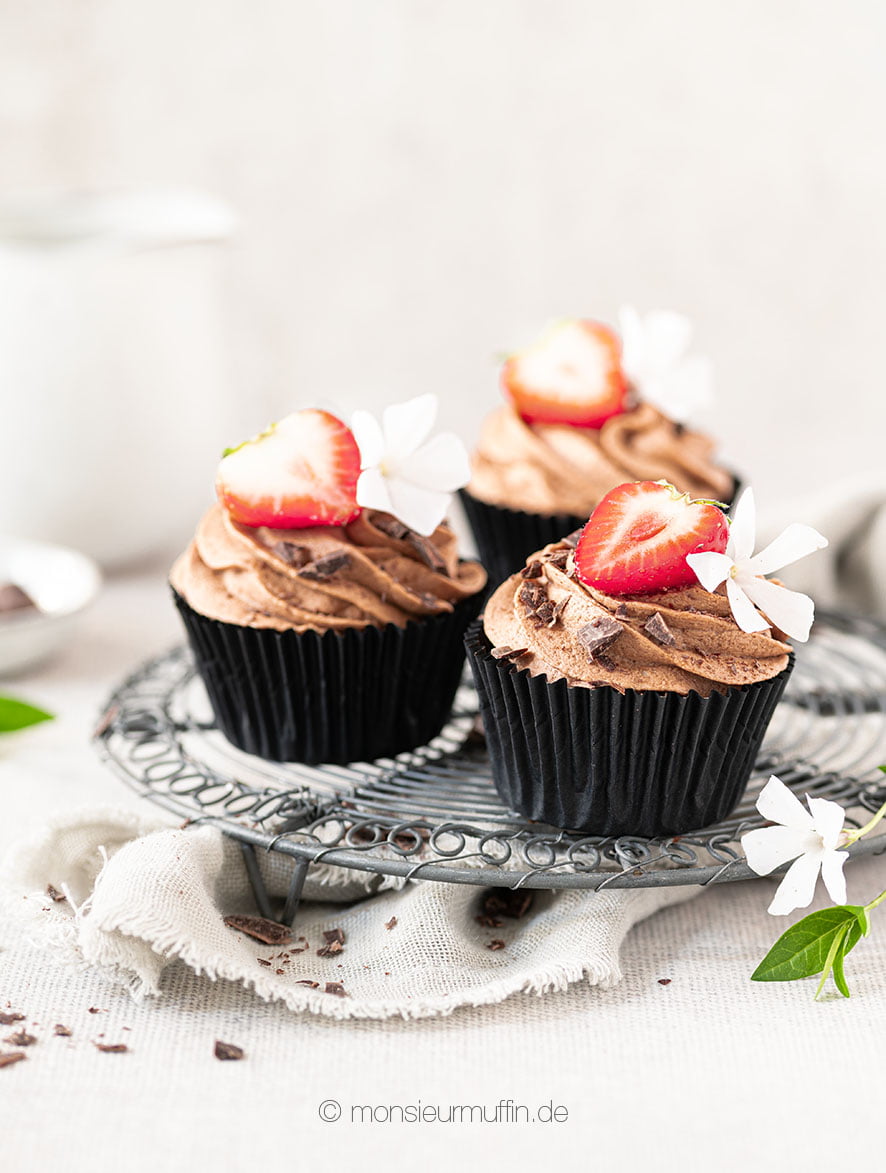 Erdbeer-Schoko-Cupcakes | Rezept mit feiner Schokocreme | strawberry chocolate cupcakes | © monsieurmuffin.de