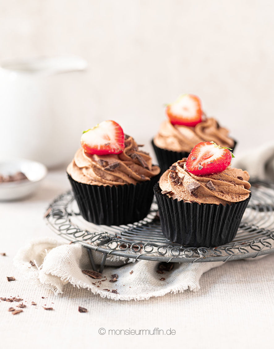 Erdbeer-Schoko-Cupcakes | Rezept mit feiner Schokocreme | strawberry chocolate cupcakes | © monsieurmuffin.de